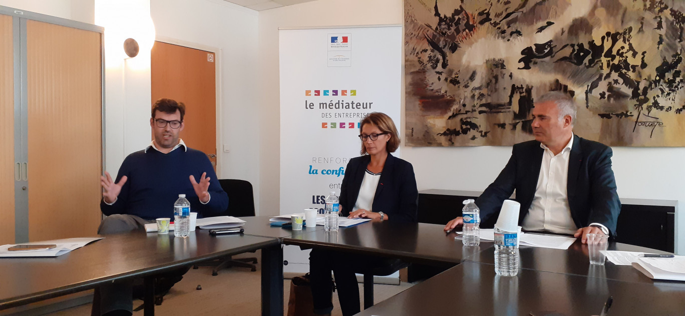 © : Anne Daubrée pour DSI
De gauche à droite : Philippe Lafon, fondateur de Skillbase, Stéphanie Pauzat, vice-présidente déléguée à la CPME, Pierre Pelouzet, Mediateur des entreprises.