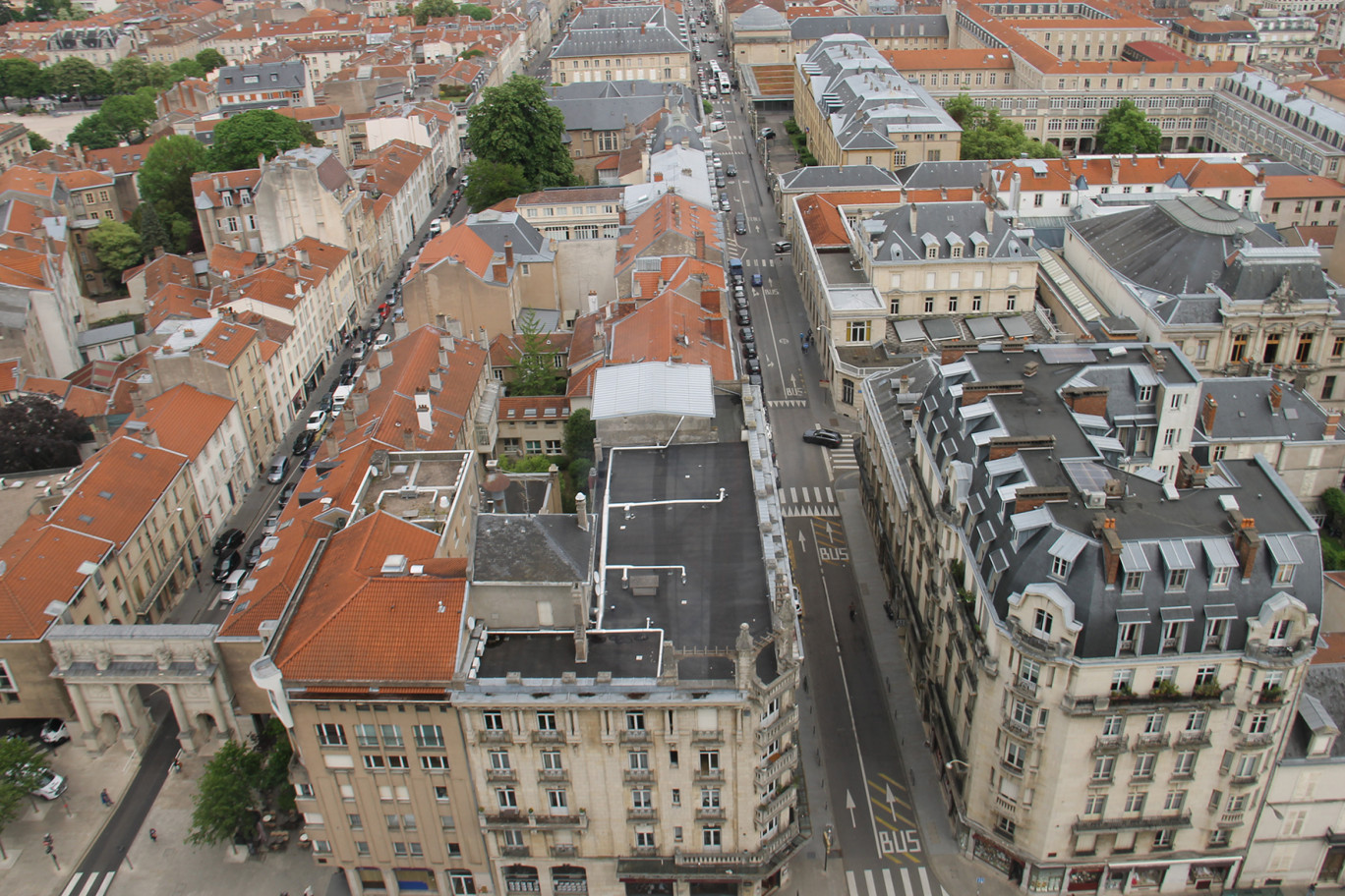 La forte croissance du marché immobilier, qui dure depuis une dizaine d'années, a été stoppée net par la pandémie. En dépit d'un redémarrage encourageant, les professionnels subissent de plein fouet la crise et sont confrontés à un avenir incertain.