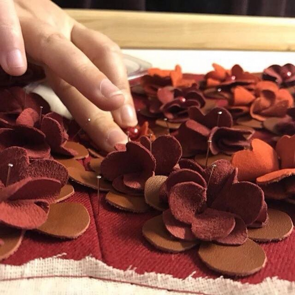 Crédit Photo : Sakina Paris
Une broderie main réalisée par les soins de Louise Aimard.