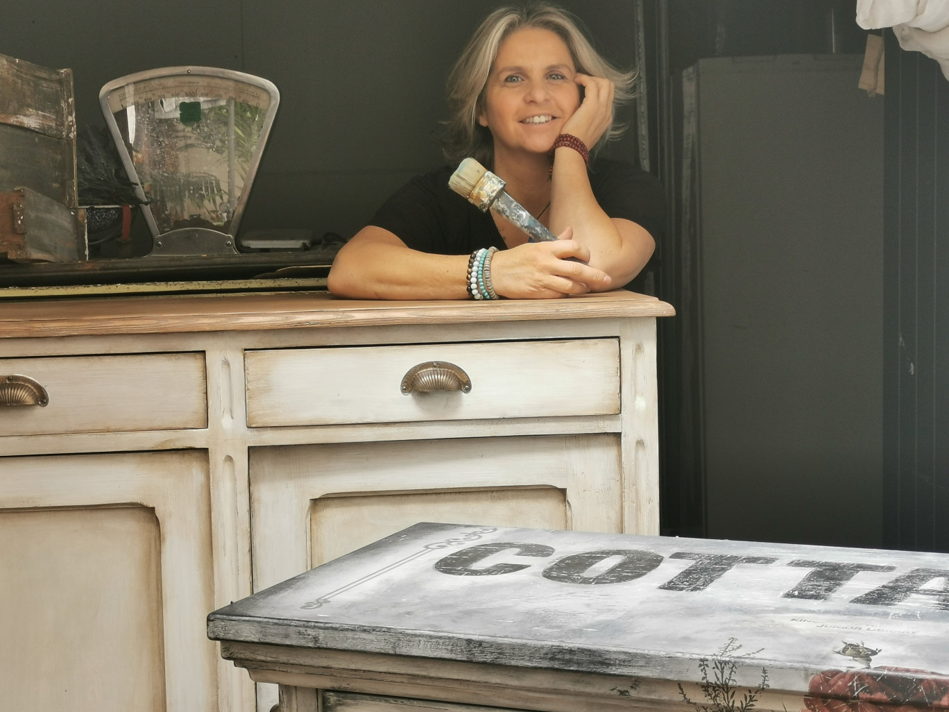 Géraldine Claus a toujours eu une passion dévorante pour la peinture sur mobilier.