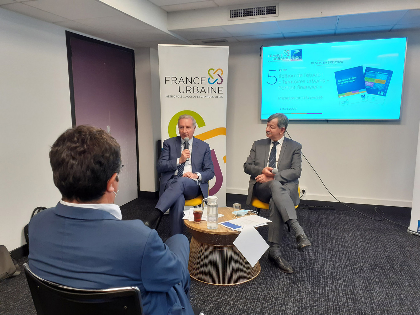 © : A.DAUBRÉE
De gauche à droite Jean-Luc Moudenc, président de France Urbaine et Luc-Alain Vervisch, directeur des études de la Banque Postale.