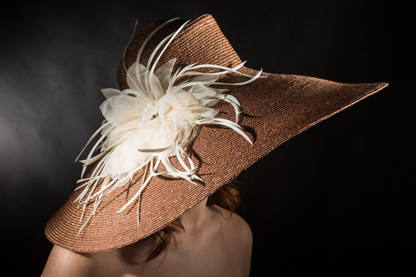 Un chapeau fabuleusement conçu par les soins de la talentueuse Sofi Milli.