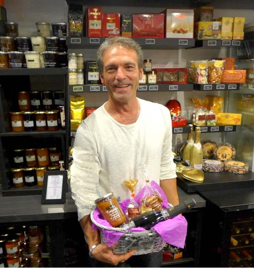 Pierre Vatry créateur de l’Épicerie fine Saint Louis présente une jolie sélection de produits.