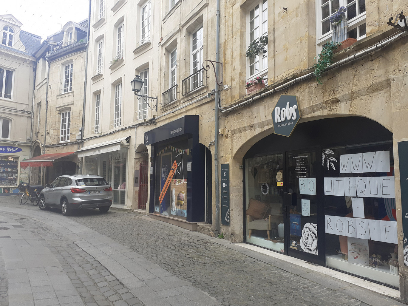 © : Anne Daubrée pour DSI Les petits commerces (à Caen) affichent leur site Internet dans leurs vitrines