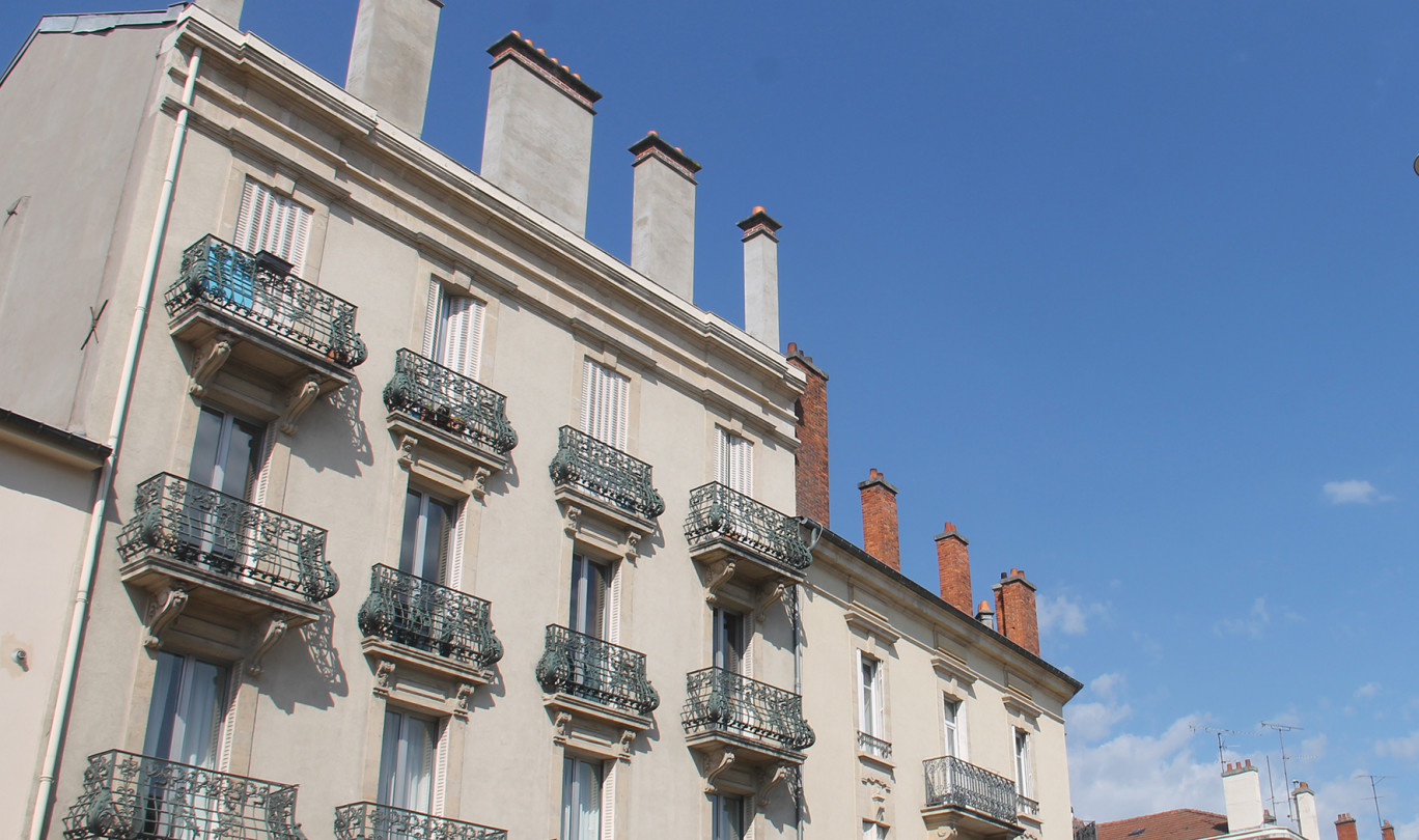 Si, pour l'instant, le niveau de transactions de logements anciens demeure élevé, l'impact de la crise se fait sentir sur le marché de l'immobilier, prévient la note de conjoncture immobilière des notaires de France.
