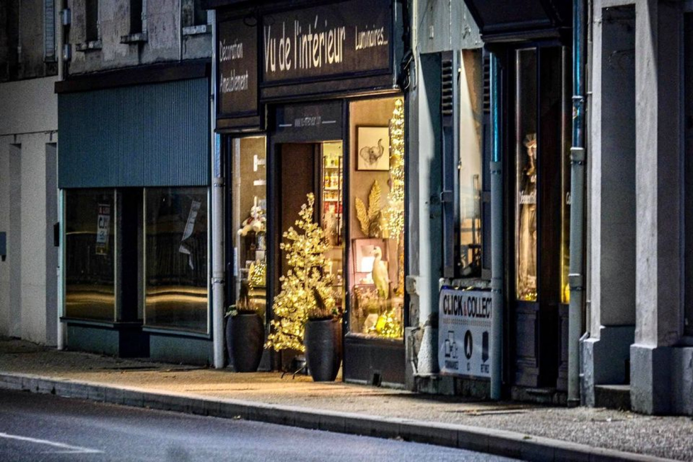 (c) : Ville de Bar-le-Duc. Pendant les dimanches de décembre, les commerces sont autorisés à ouvrir dans tout le département.